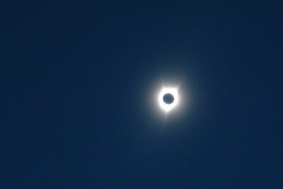 impacto social del efecto de un eclipse en la energia colectiva